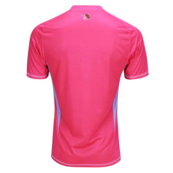 Camiseta esportiva rosa com detalhes laterais cinza