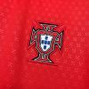 Escudo da Seleção Portuguesa em camisa vermelha